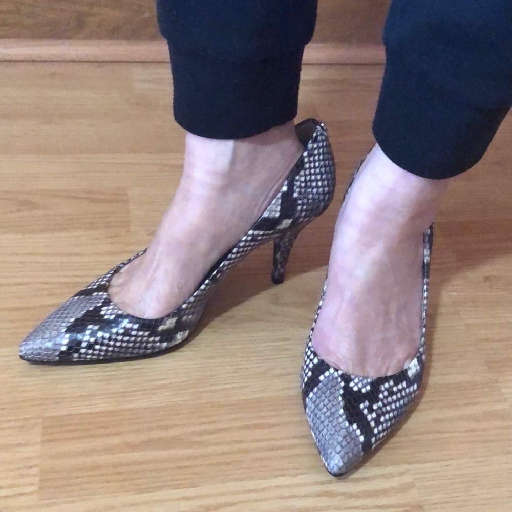 Michael Kors Python Print Pointed Toes Pump 7M